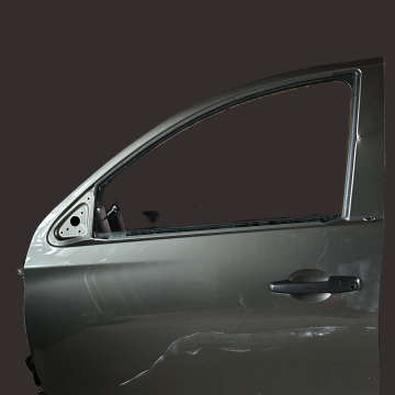 Predné ľavé dvere Mitsubishi L200, 2016-2019 s tapcírom